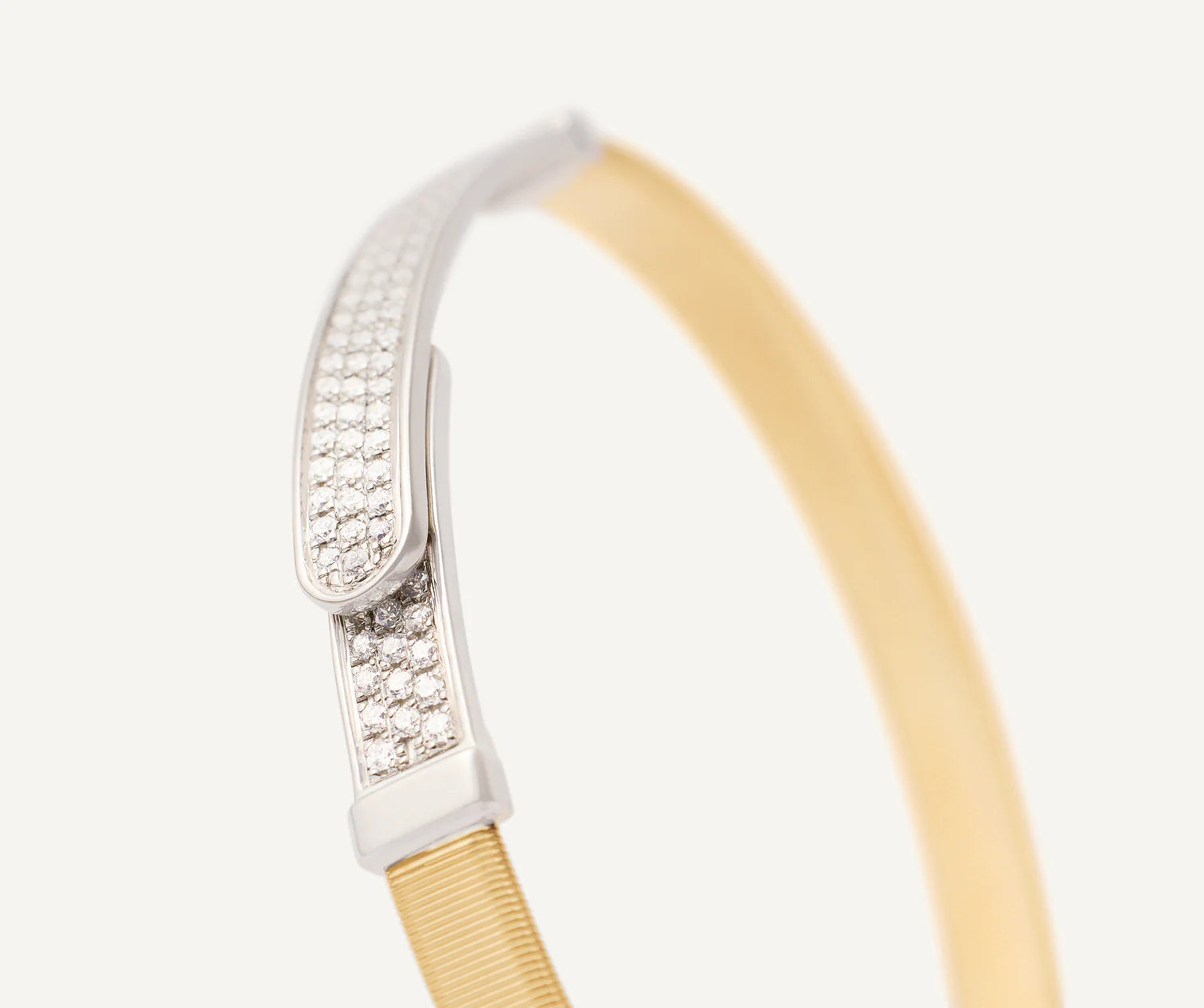 Bangle in oro bianco con pavé di diamanti, misura sottile, Masai, Marco Bicego