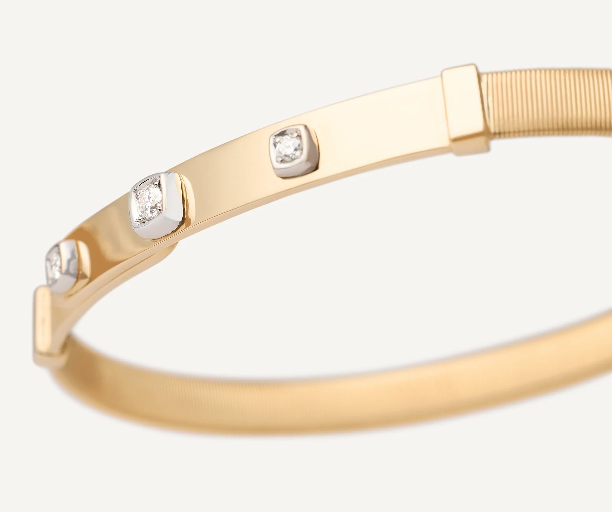 Bangle in oro giallo e spot di diamanti, misura sottile, Masai, Marco Bicego