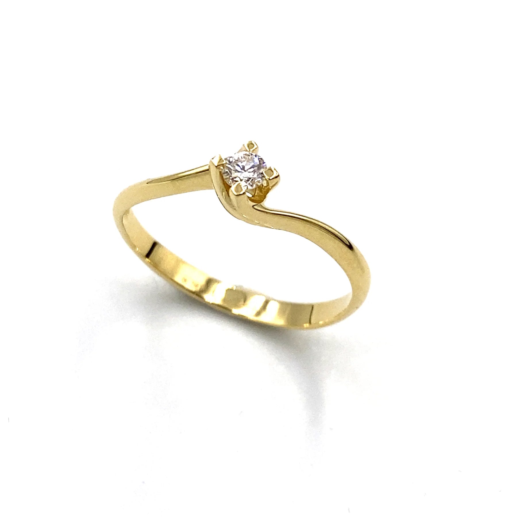 Solitaire ring in yellow gold and diamonds, Miluna