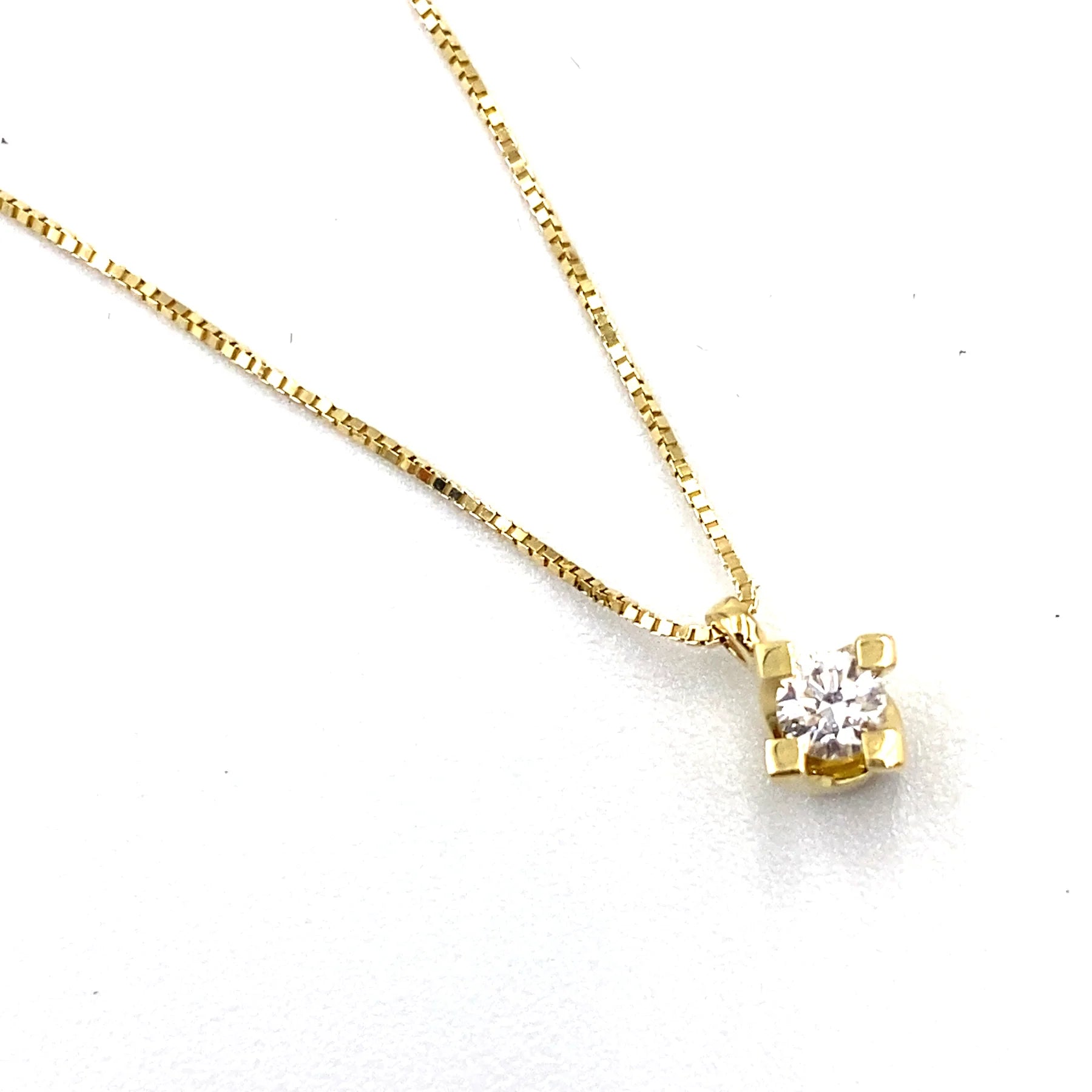 Collier point lumineux en or jaune et diamants, Miluna